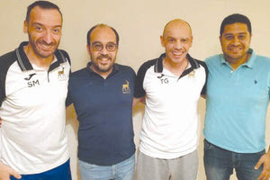 Ο Γκώνιας με τους ανθρώπους της Γουάντι Ντέγκλα λίγο μετά την υπογραφή της ανανέωσης του συμβολαίου του