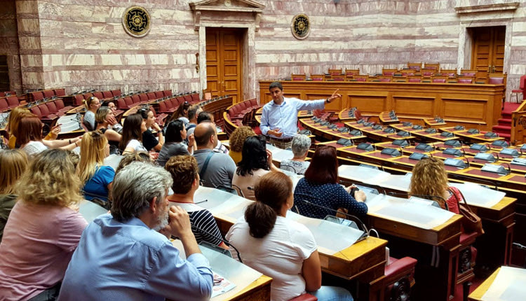 Τους μαθητές, γονείς και εκπαιδευτικούς του 36ου Δημοτικού Σχολείου Ηρακλείου υποδέχθηκε στη Βουλή ο γραμματέας της ΝΔ - Βουλευτής Ηρακλείου κ. Λευτέρης Αυγενάκης
