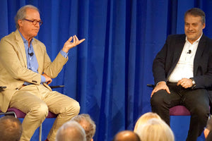 Ο Νίκολας Νεγροπόντε συνομιλεί στο MIT με τον Κρητικό διευθυντή πληροφορικής του Media Lab, Μιχάλη Μπλέτσα (δεξιά).