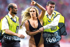 Η ξανθιά καλλονή Κίνσι Βολάνσκι που… εισέβαλε με το αποκαλυπτικό μαγιό της στον αγωνιστικό χώρο κατά τον τελικό του Τσάμπιονς Λιγκ