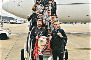 Αποθεωτική υποδοχή της αποστολής της Λίβερπουλ στη χθεσινή επιστροφή της μετά την κατάκτηση του Τσάμπιονς Λιγκ