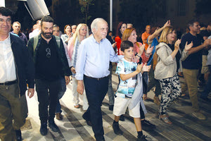 το γραφείο του δημάρχου Ηρακλείου Βασίλη Λαμπρινού στη Λότζια ήταν γεμάτο από κόσμο που έσπευσε να τον αγκαλιάσει και να του ευχηθεί για τη μεγάλη εκλογική επιτυχία του