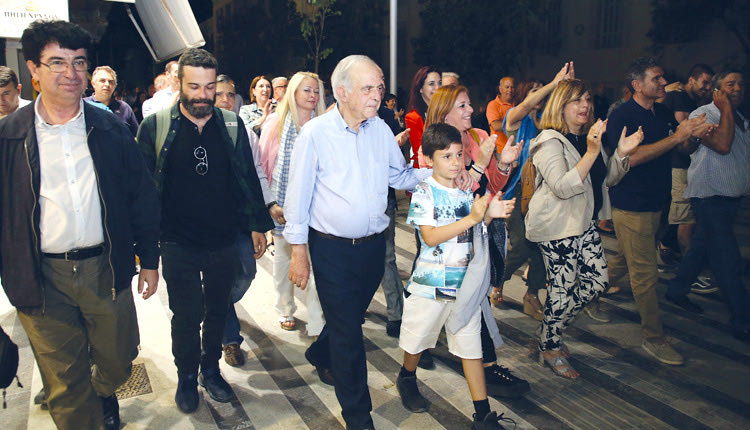 το γραφείο του δημάρχου Ηρακλείου Βασίλη Λαμπρινού στη Λότζια ήταν γεμάτο από κόσμο που έσπευσε να τον αγκαλιάσει και να του ευχηθεί για τη μεγάλη εκλογική επιτυχία του