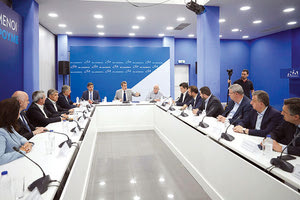 ο πρόεδρος της Νέας Δημοκρατίας κ. Κυριάκος Μητσοτάκης σε σύσκεψη που είχε χθες με τους 13 νεοεκλεγέντες περιφερειάρχες στα κεντρικά γραφεία της Νέας Δημοκρατίας