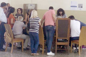 Τα συνεργεία μετρούν πυρετωδώς ψηφοδέλτια