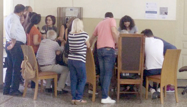 Τα συνεργεία μετρούν πυρετωδώς ψηφοδέλτια