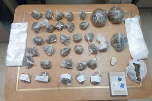 κατασχέθηκαν αυτοσχέδιες συσκευασίες οι οποίες περιείχαν συνολικά σχεδόν 100 γραμμάρια κάνναβης