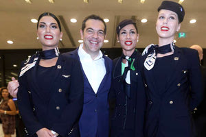 Ο Αλέξης Τσίπρας ποζάρει με αεροσυνοδούς στην συνέλευση του ΣΕΤΕ