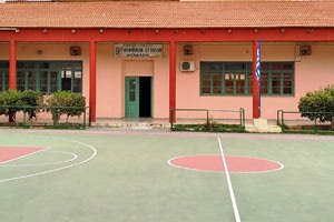 Το παλαιό κτήριο του 9ου Δημοτικού Σχολείου, που είναι χαρακτηριστικό δημιούργημα του κορυφαίου αρχιτέκτονα Πάτροκλου Καραντινού, έχει κριθεί ετοιμόρροπο, δηλαδή ανασκευάσιμο, από το 2009!