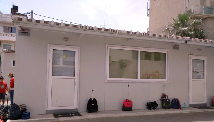 Σε λυόμενες αίθουσες στοιβάζονται οι μαθητές του 9ου Δημοτικού Σχολείου