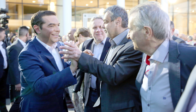 Θερμή υποδοχή στο Μέγαρο για τον Αλέξη Τσίπρα