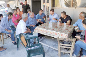 Από την επίσκεψη στον καταυλισμό των Ρομά ο Λ. Αυγενάκης