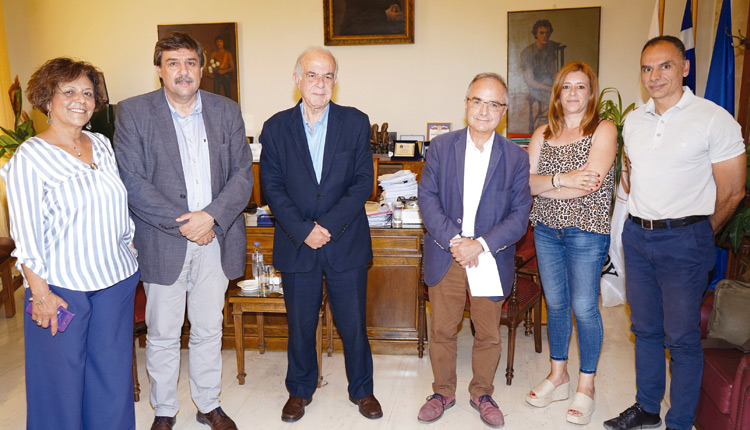 Στον δήμαρχο ο υπουργός Υγείας Ανδρέας Ξανθός