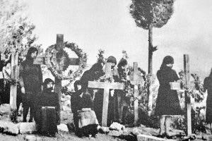 Ομαδικοί τάφοι εκτελεσθέντων την 14η/09/1943 στο προαύλιο της εκκλησίας της Μεταμόρφωσης του Σωτήρα και τότε Δημοτικού σχολείου Βαχού