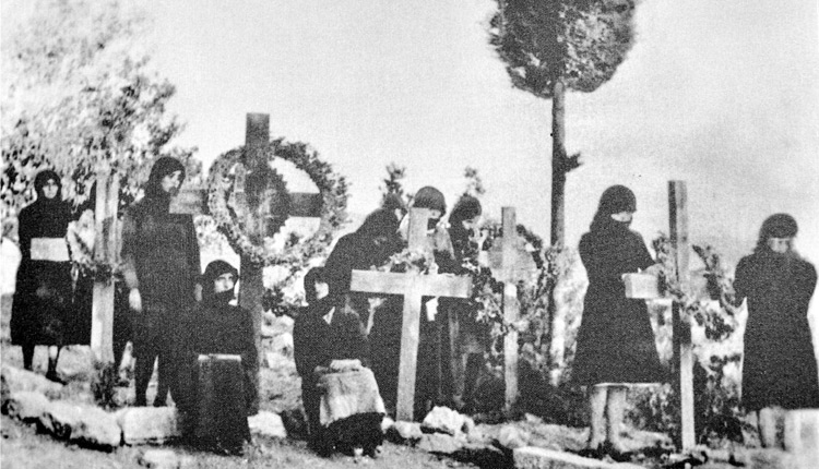 Ομαδικοί τάφοι εκτελεσθέντων την 14η/09/1943 στο προαύλιο της εκκλησίας της Μεταμόρφωσης του Σωτήρα και τότε Δημοτικού σχολείου Βαχού