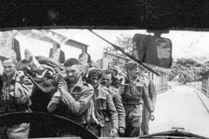 ΦΩΤΟ ΗΜΕΡΑΣ: Μεταφέρουν νεκρό σύντροφό τους