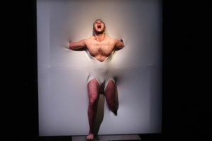 «Ο Τζόνι πήρε τ’ όπλο του», το  αντιπολεμικό αριστούργημα του  κυνηγημένου από τον μακαρθισμό Ντάλτον Τράμπο παρουσιάζεται με τη μορφή θεατρικού μονόλογου από  τον Τάσο Ιορδανίδη  έ