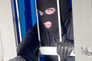 Από το παράθυρο της κουζίνας μπούκαραν στα σπίτια οι διαρρήκτες