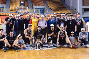 Η ομάδα του Cosmos πανηγυρίζει τον τίτλο