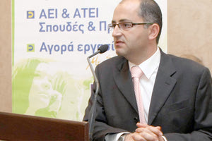 Ο Μανόλης Μαυράκης είναι διευθυντής φροντιστηρίων Πουκαμισάς Ηρακλείου