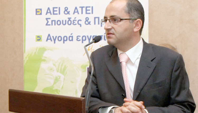 Ο Μανόλης Μαυράκης είναι διευθυντής φροντιστηρίων Πουκαμισάς Ηρακλείου