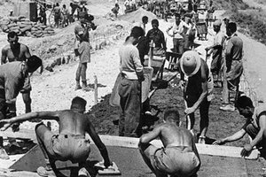 Αύγουστος 1941. Γερμανοί και Κρητικοί καταναγκαστικοί εργάτες σε κατασκευή δρόμου.