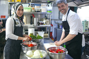 Ο Κρητικός σεφ Μανώλης Παπουτσάκης και η Χάιφα από το Ιράκ μαγείρεψαν παρέα κρητικό-ιρακινούς ντολμάδες