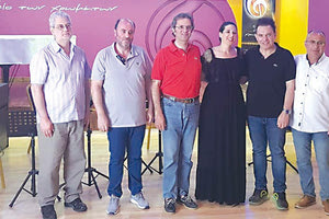 Τη μαέστρο κα Λένα Χατζηγεωργίου