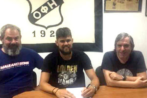 Ο Ρουμελιωτάκης υπογράφει στον ΟΦΗ, παρουσία των κυρίων Ζλατιλίδη και Δανδάλη