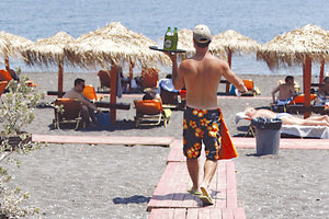 παραλία - ξαπλώστρες - σερβιτώρος