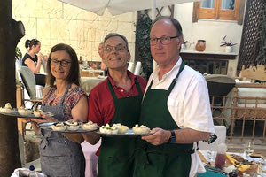 Τουρίστες Μαθαίνουν να μαγειρεύουν... κρητικά