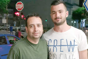 Ο Μεμοτσέλα με τον εκπρόσωπο Τύπου του Πόρου κ. Βαρδάκη