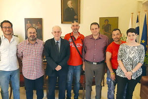 η συνάντηση του δημάρχου Ηρακλείου με αντιπροσωπεία του Συλλόγου Φίλων Ομάδων Κυνηγιού Θησαυρού, ο οποίος συγκροτήθηκε φέτος με την επωνυμία «η Ακαδημία των Allegri»