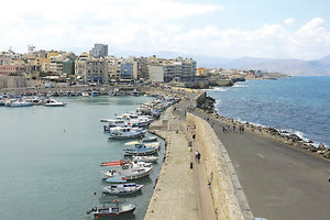 Στην αρχή του λιμενοβραχίονα και του Κούλε