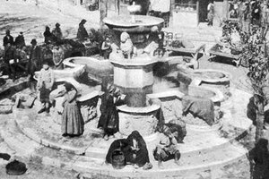 ΦΩΤΟ ΗΜΕΡΑΣ: Παίρνοντας νερό από την κρήνη...