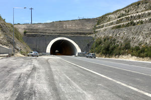 στα νέα τούνελ του δρόμου της Μεσσαράς