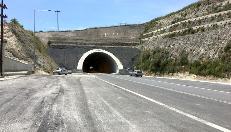 στα νέα τούνελ του δρόμου της Μεσσαράς