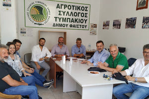 υποψήφιοι βουλευτές του Κινήματος Αλλαγής με τα στελέχη του Αγροτικού Συλλόγου Τυμπακίου και του ΤΟΕΒ.