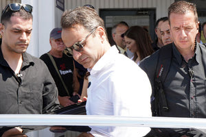 όλοι στην προσωπική φρουρά που συνόδευαν το Σάββατο τον Κυριάκο στο Ηράκλειο φορούσαν μαύρα πουκάμισα!