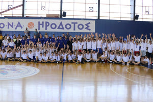 Τα παιδιά του καμπ με τους παίχτες της Εθνικής U19