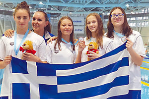 Η Γκογκόση Χάλκινη στη μέση έχοντας δίπλα της τις συναθλήτριές της στην Εθνική