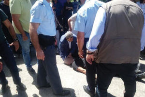 Ο Παύλος Πολάκης ως γιατρός βοήθησε έναν πολίτη που έπεσε στο έδαφος κατά τη διάρκεια εκδήλωσης στα Σφακιά καθώς παρουσίασε επιληπτική κρίση.