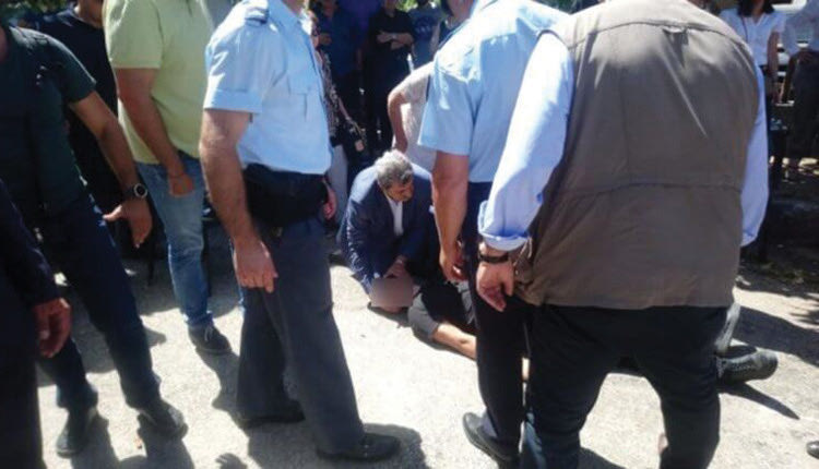 Ο Παύλος Πολάκης ως γιατρός βοήθησε έναν πολίτη που έπεσε στο έδαφος κατά τη διάρκεια εκδήλωσης στα Σφακιά καθώς παρουσίασε επιληπτική κρίση.