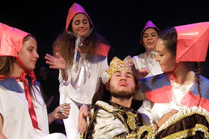  οι μαθητές του Καλλιτεχνικού και του Μουσικού Σχολείου, θα συνεργαστούν σε μία μουσικοθεατρική παράσταση και θα παρουσιάσουν το παραμύθι της Βαλεντίνας Παπαδημητράκη και της Νικολίας Καραγιάννη “Ένα μπαλόνι μυστικά”