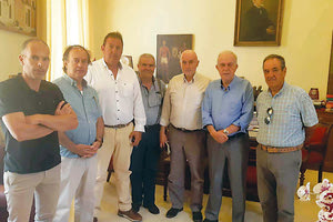 Στιγμιότυπο από τη συνάντηση του δημάρχου Β. Λαμπρινού με τους εμπόρους