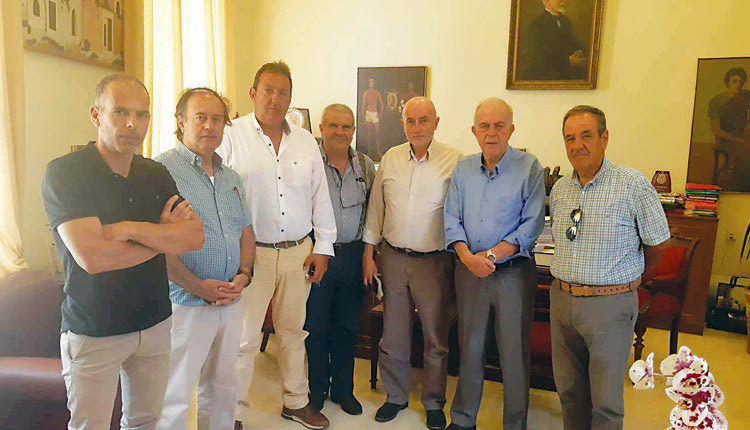 Στιγμιότυπο από τη συνάντηση του δημάρχου Β. Λαμπρινού με τους εμπόρους