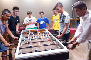 Επιτραπέζιο ποδόσφαιρο με έφηβους έπαιξε ο Λευτέρης Αυγενάκης
