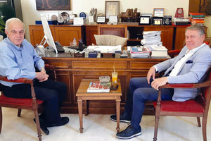 ο πρόεδρος των Τουριστικών και Ταξιδιωτικών Πρακτόρων Κρήτης κ. Μιχάλης Βλατάκης, στο πλαίσιο συνάντησης που είχε με τον δήμαρχο Ηρακλείου κ.Βασίλη Λαμπρινό