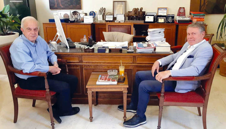 ο πρόεδρος των Τουριστικών και Ταξιδιωτικών Πρακτόρων Κρήτης κ. Μιχάλης Βλατάκης, στο πλαίσιο συνάντησης που είχε με τον δήμαρχο Ηρακλείου κ.Βασίλη Λαμπρινό