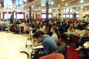 παρουσιάσεις των φοιτητών στο συνεδριακό σαλόνι του Cruise Ferry Knossos Palace στο πλαίσιο της συνεργασίας των Μινωικών Γραμμών με το Εργαστήριο Διαφήμισης και Δημοσίων Σχέσεων του Παντείου Πανεπιστημίου.